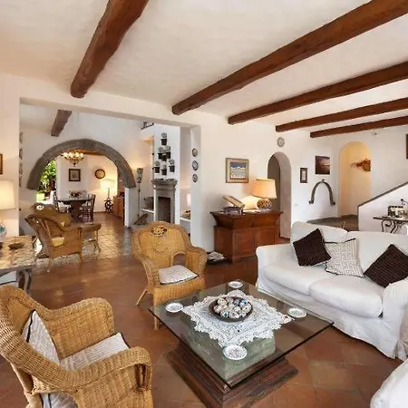 Villa Sleeps 12 Pool Wifi