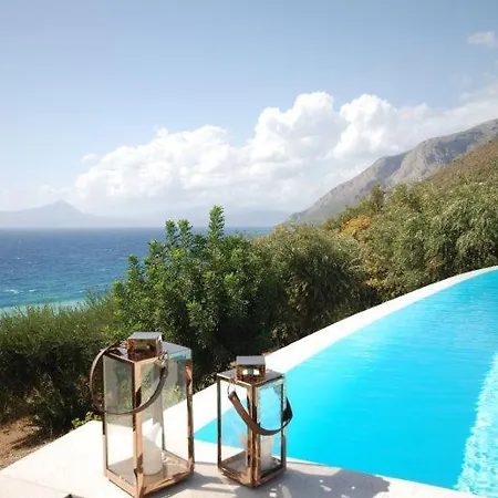 Villa Sleeps 12 Pool Wifi